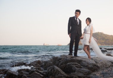 Gelin ve damat duran kayaların üzerinde.