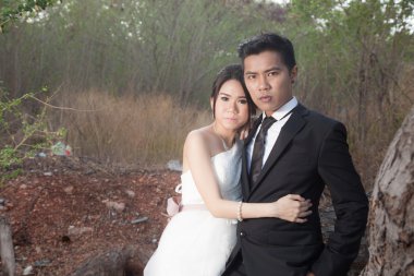 Gelin, damat sarılma