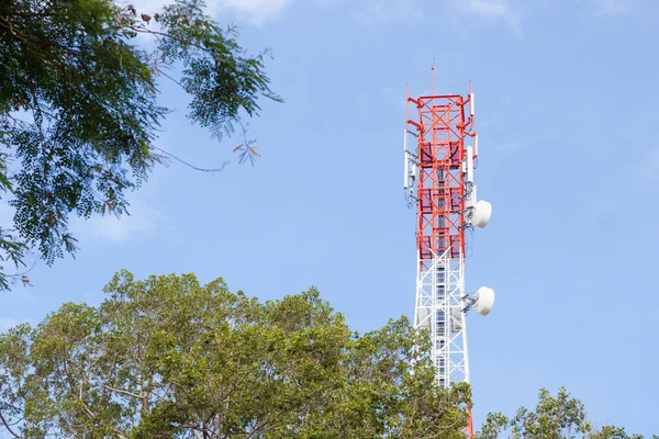 Telecommunication mast för mobila system — Stockfoto