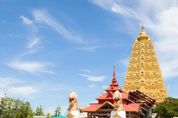 Grande pagode amarelo Templo Sagklaburi — Fotografia de Stock
