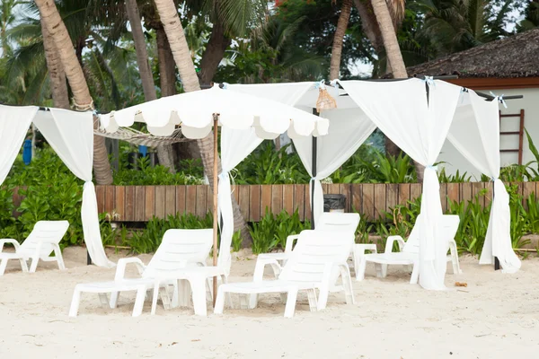 Beds and umbrellas — Stock Photo, Image