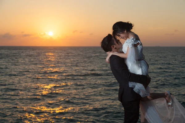 Pareja romántica al atardecer . — Foto de Stock