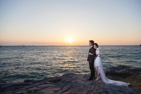 Casal romântico ao pôr do sol . — Fotografia de Stock