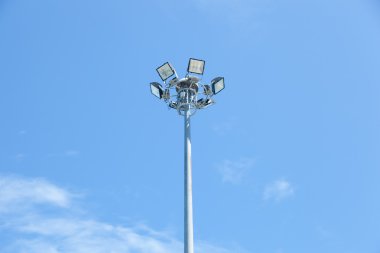 Işık kulesi büyük ve uzun boylu