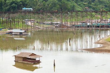 En uzun ahşap köprü olduğunu Sagklaburi Köprüsü