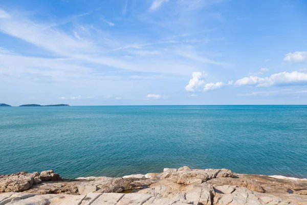 Playa rocosa y mar — Foto de Stock