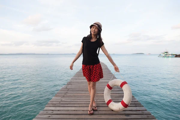 Femme souriante debout sur le pont . — Photo