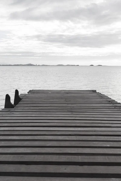 Ponte di legno in mare — Foto Stock