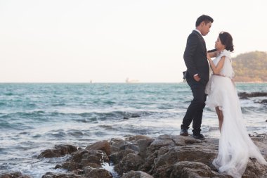 Gelin ve damat duran kayaların üzerinde.