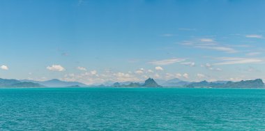 Panorama dağlar, deniz ve gökyüzü