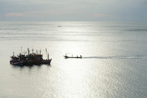 Рыбацкие лодки в море — стоковое фото