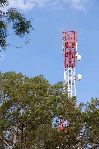 Mástil de telecomunicaciones para móviles — Foto de Stock