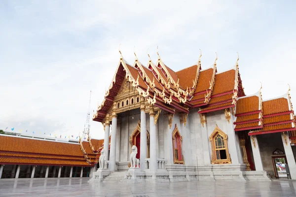 Wat Benchamabophit' built tourist — Stock Photo, Image