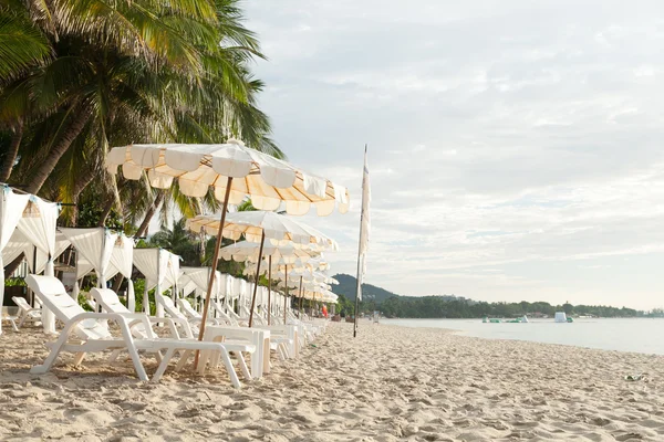 Beds and umbrellas — Stock Photo, Image