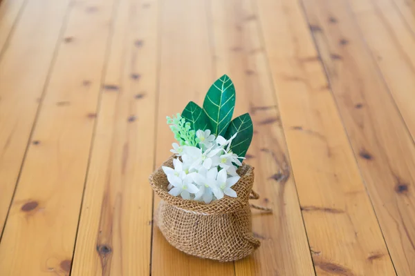 Vas med blommor i en brun påse. — Stockfoto