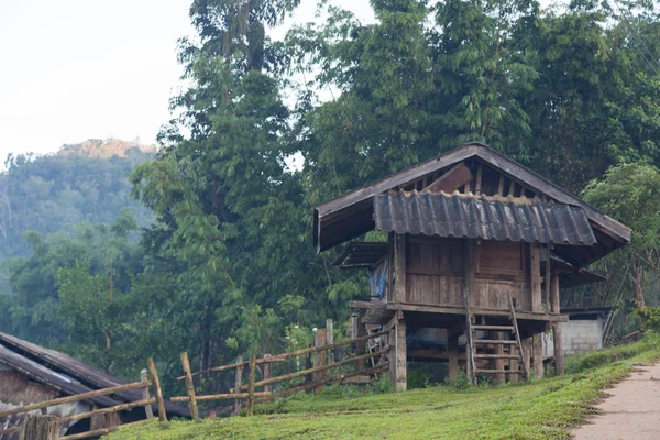 Antigua casa de madera zonas rurales — Foto de Stock