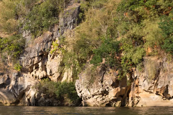 Acantilado del río adyacente —  Fotos de Stock