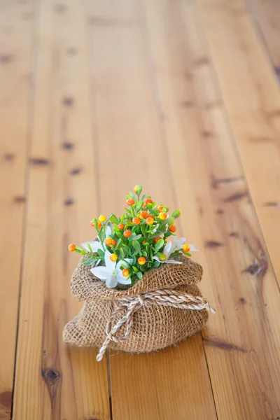 Vas med blommor i en brun påse. — Stockfoto