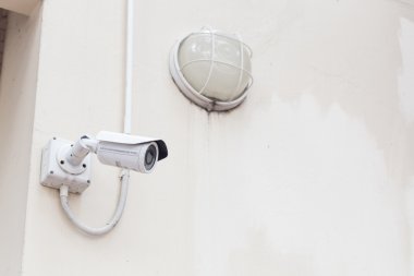 Tavan ve duvar üzerinde CCTV kamera monte.