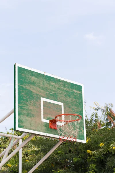 Basketkorg i parken — Stockfoto