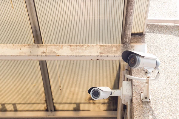 CCTV kamera monteras på tak och vägg. — Stockfoto
