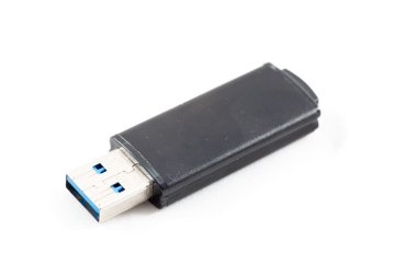 Beyaz arkaplandaki usb flash diski.