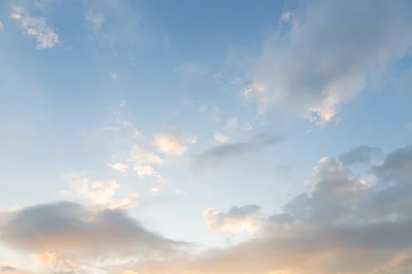 Nuvens da manhã cobriram o céu — Fotografia de Stock