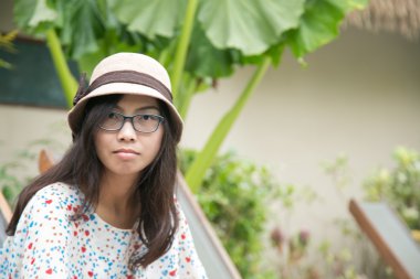 seyir ve gülümseyen kadın