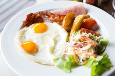 jambon ve yumurta kahvaltı