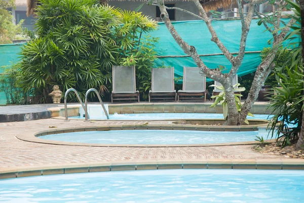 Piscina con camas junto a la piscina . —  Fotos de Stock