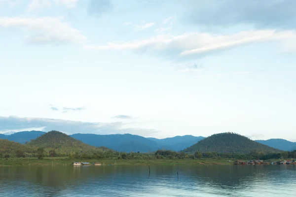 Presa de agua en las montañas — Foto de Stock