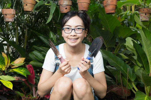 Junge Frau beim Gärtnern in der Natur. — Stockfoto