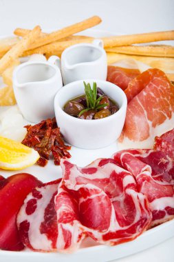 Zeytin, bal ve soslu sosis ve jambon atıştırmalıkları