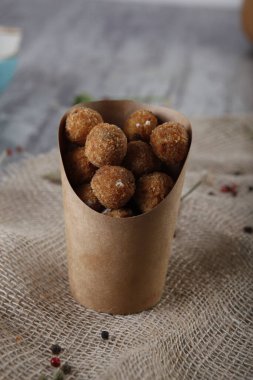 Kızarmış peynirli toplar ve kızarmış tavuk.