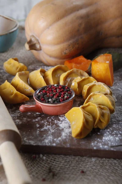 Gnocchi Gialli Gnocchi Una Tavola Legno — Foto Stock