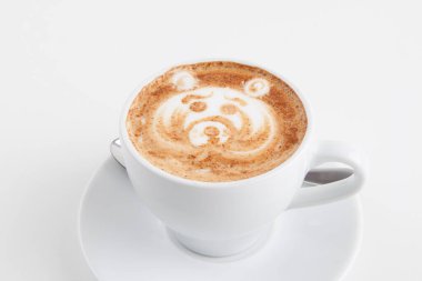 Güzel desenli, izole bir arka planı olan beyaz kapuçino bardağı.