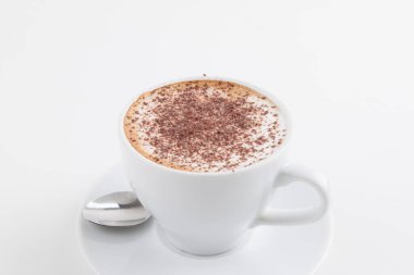 Güzel desenli, izole bir arka planı olan beyaz kapuçino bardağı.