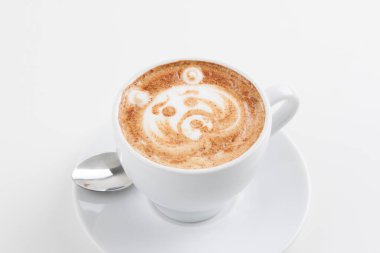 Güzel desenli, izole bir arka planı olan beyaz kapuçino bardağı.