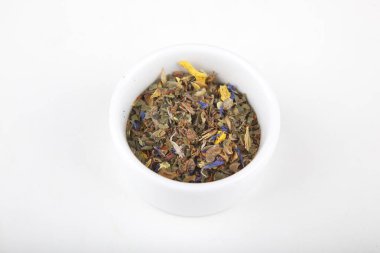 Beyaz fincanda demlenmek için çay yaprakları