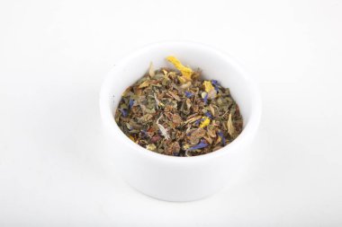 Beyaz fincanda demlenmek için çay yaprakları