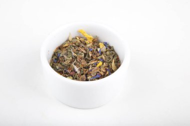 Beyaz fincanda demlenmek için çay yaprakları