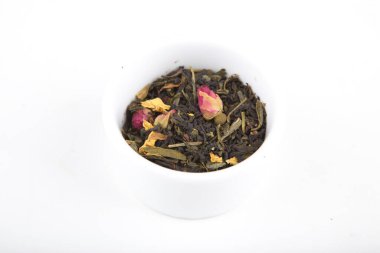 Beyaz fincanda demlenmek için çay yaprakları