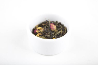 Beyaz fincanda demlenmek için çay yaprakları