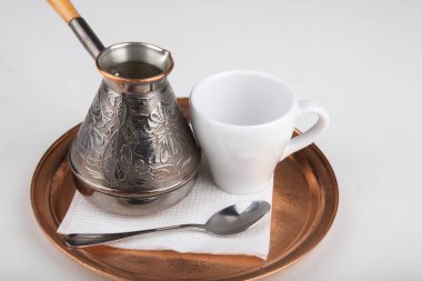 Tepside bir bardak suyla Türk kahvesi