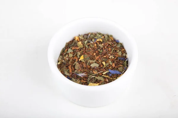 Liście Herbaty Zaparzania Białej Filiżance — Zdjęcie stockowe