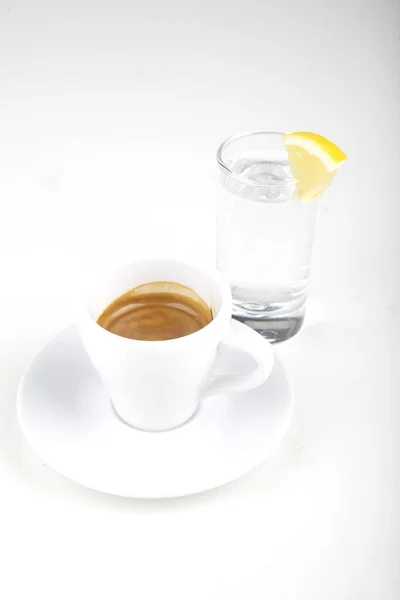 Espresso Dengan Air Dalam Kaca Jernih Dan Lemon — Stok Foto