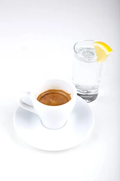 Espresso Dengan Air Dalam Kaca Jernih Dan Lemon — Stok Foto