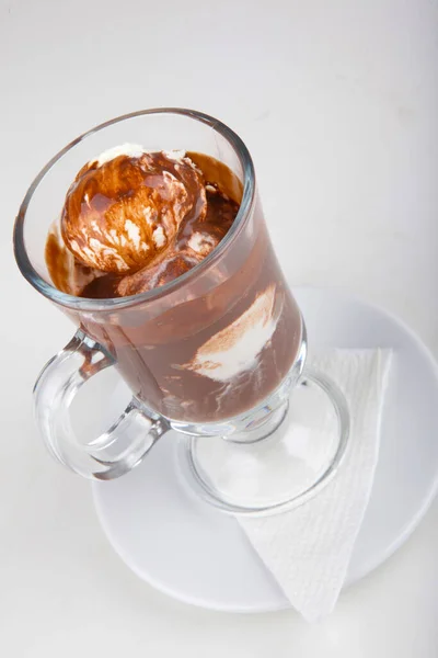 Şeffaf Bardakta Dondurmalı Soğuk Kahve — Stok fotoğraf