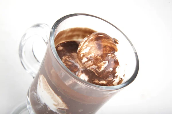 冷たいコーヒーと透明なガラスのアイスクリーム — ストック写真