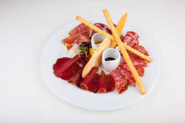 Zeytin, bal ve soslu sosis ve jambon atıştırmalıkları